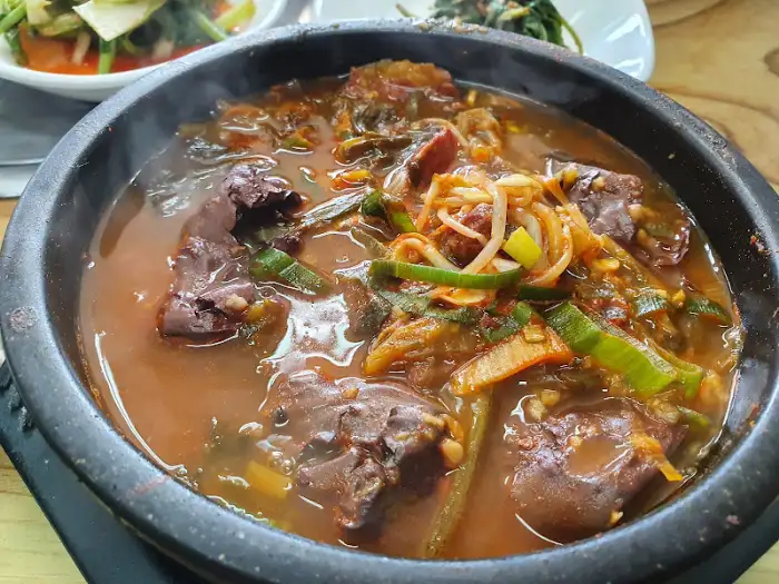 해장국 속 푸짐한 내용물 클로즈업