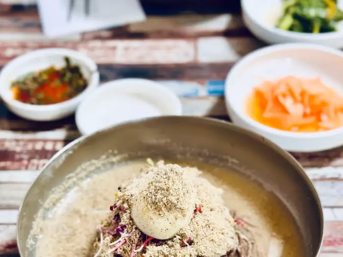 들깨 막국수의 고소한 비주얼