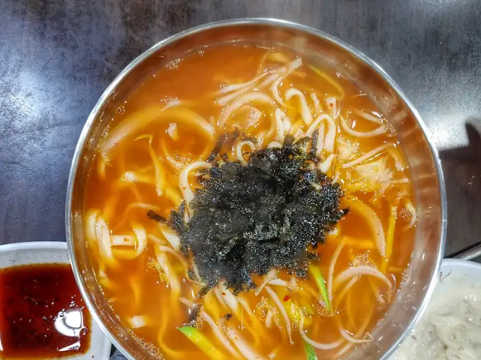 얼큰한 칼국수 한 그릇