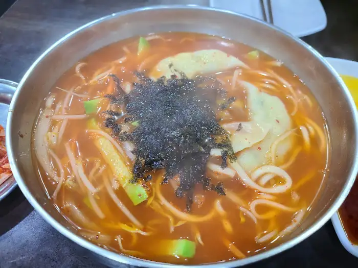 칼국수 속 만두와 건더기