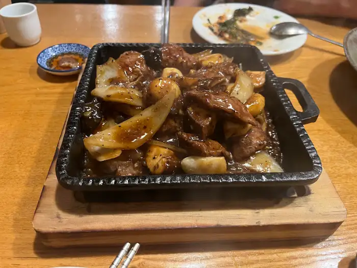 뜨거운 철판에 나온 소고기 볶음 요리