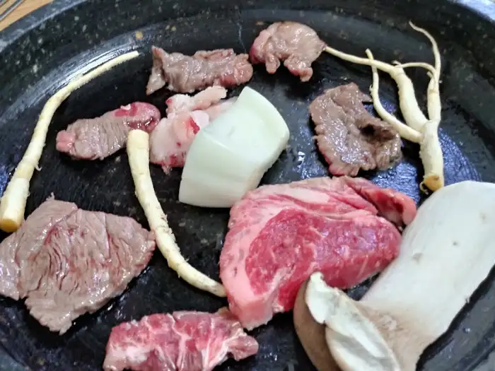 돌판에 구워지는 소고기와 야채