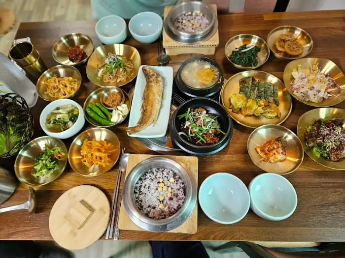 테이블 위에 놓인 다양한 반찬과 메인 요리