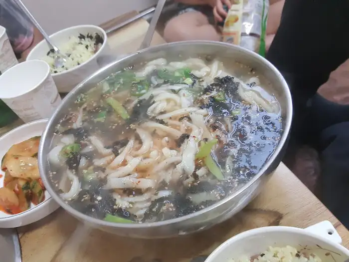 김이 나는 뜨끈한 칼국수
