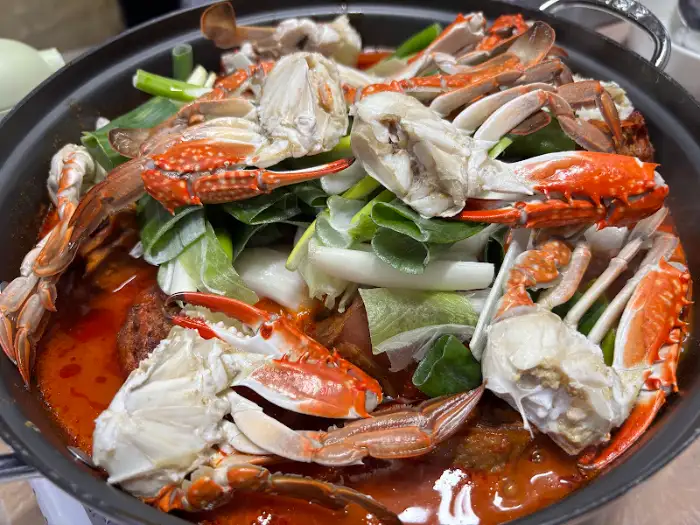 꽃게와 닭고기가 푸짐하게 들어간 꽃도리탕