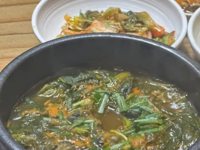 김치와 함께 나온 골뱅이국밥