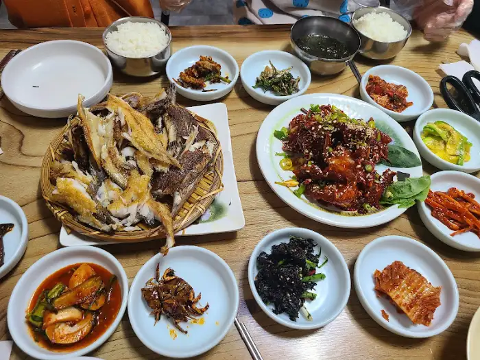 바삭하게 구워진 생선구이