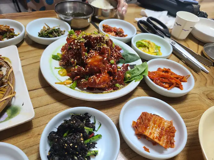 다양한 밑반찬이 정갈하게 담겨 있다