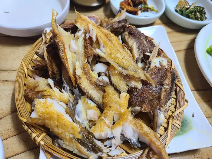 바삭하게 구워진 서대와 민어