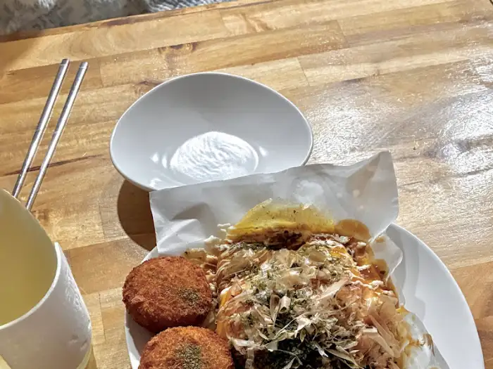 정성스럽게 차려진 돈페이야끼와 곁들임 메뉴