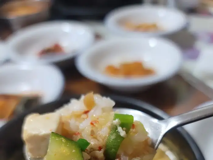 청국장 밥 비벼 먹는 모습