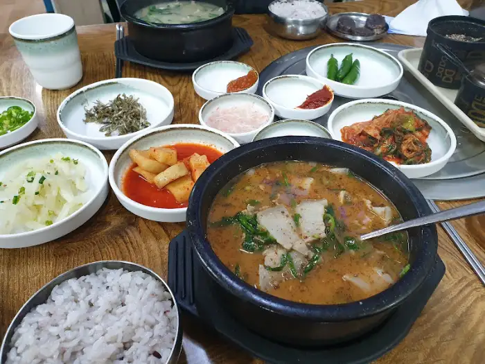 뚝배기 안의 고기국밥 클로즈업. 큼직한 고기와 파가 듬뿍 들어있고, 국물이 진한 것이 특징.