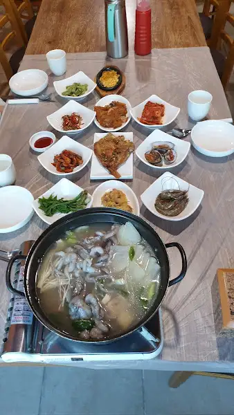 다양한 반찬과 메인 요리