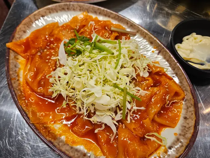 새빨간 양념에 버무려진 납작당면과 채소