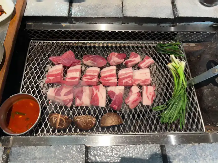 잘 익어가는 숯불구이