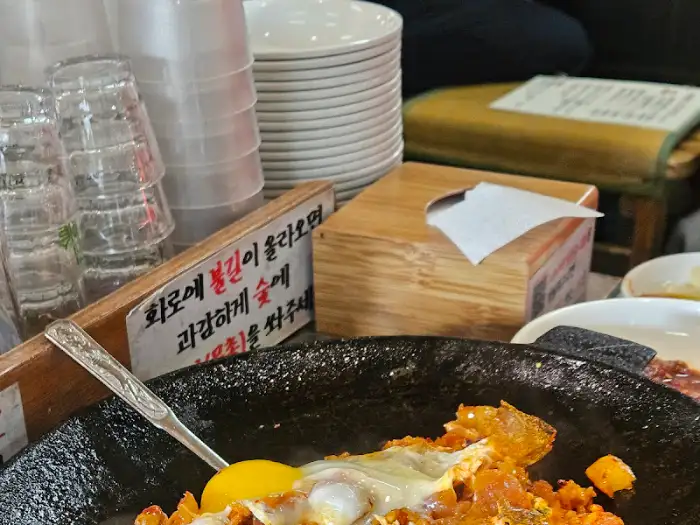 테이블 위의 반찬과 음식