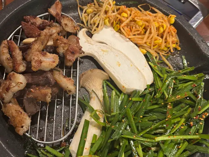 막창, 염통, 버섯, 채소가 함께 담긴 불판