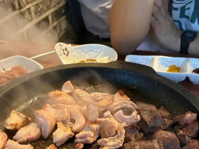 불판 위에서 익어가는 다양한 곱창 부위