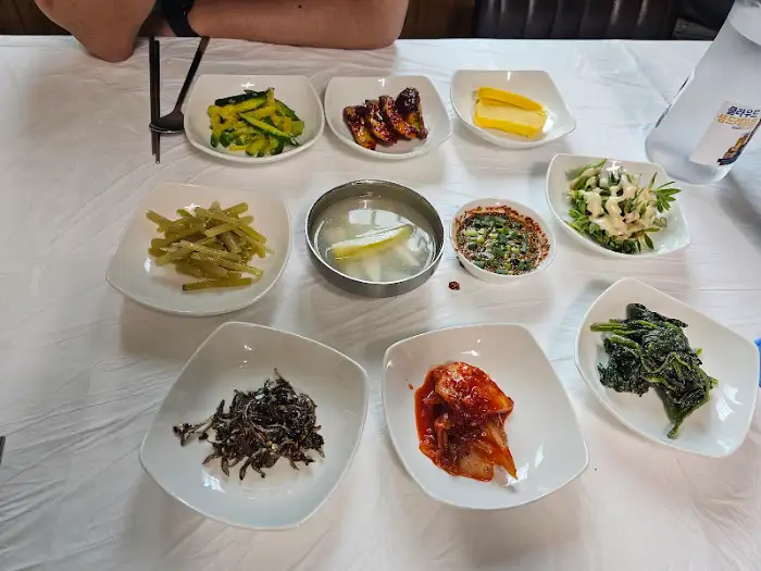 테이블 위 음식 전체샷