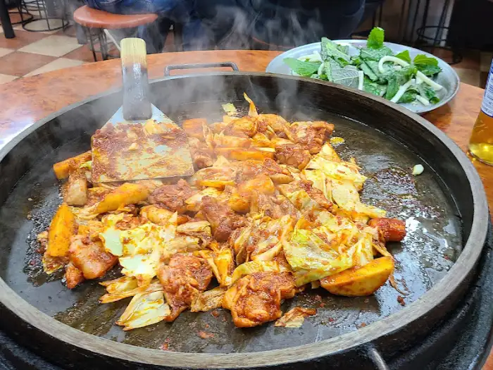 닭갈비 조리 중 모습