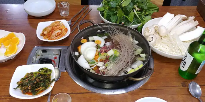 테이블에 차려진 다양한 음식들