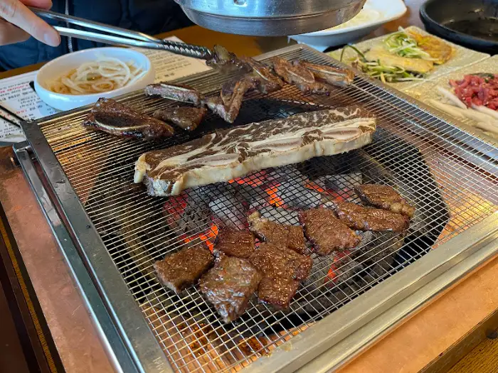 다양한 종류의 갈비가 숯불 위에서 구워지는 모습