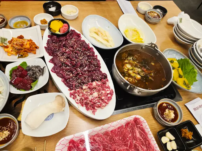 육회와 곁들임 메뉴