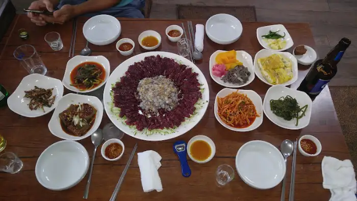 다양한 반찬과 함께 차려진 푸짐한 한상차림