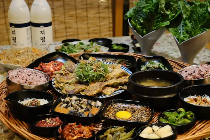 정갈하게 차려진 백반 메뉴