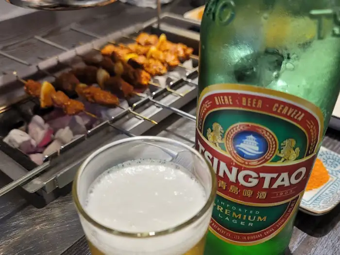 양꼬치가 구워지는 모습과 칭따오 맥주