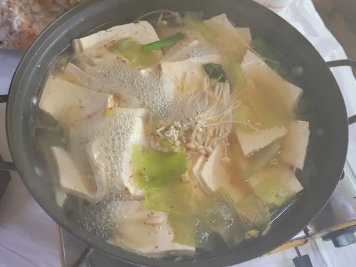 보글보글 끓고 있는 두부전골