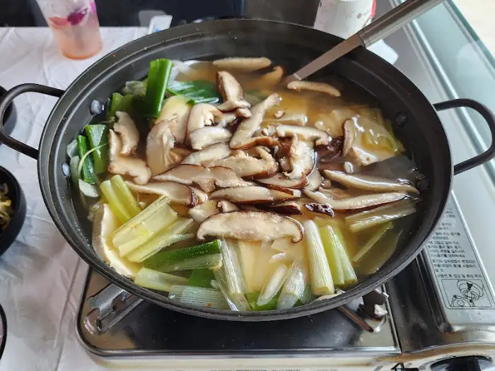 큼직한 버섯과 채소가 풍성하게 들어간 전골