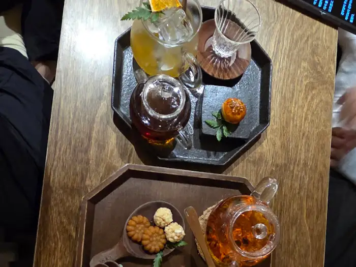 고단 카페 테이블 위 차 세트