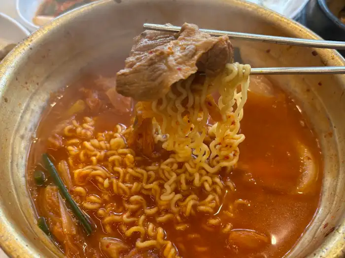 된장찌개 속 고기와 면발