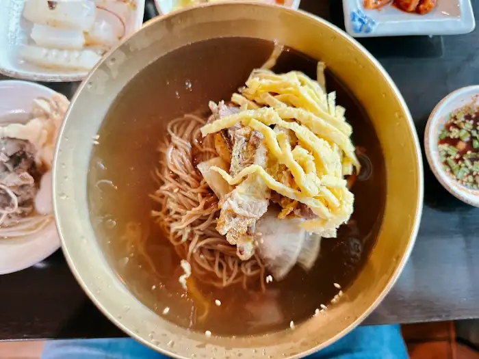 진주냉면의 고명과 면발