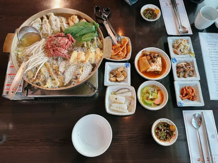 테이블에 차려진 전체 메뉴 상차림