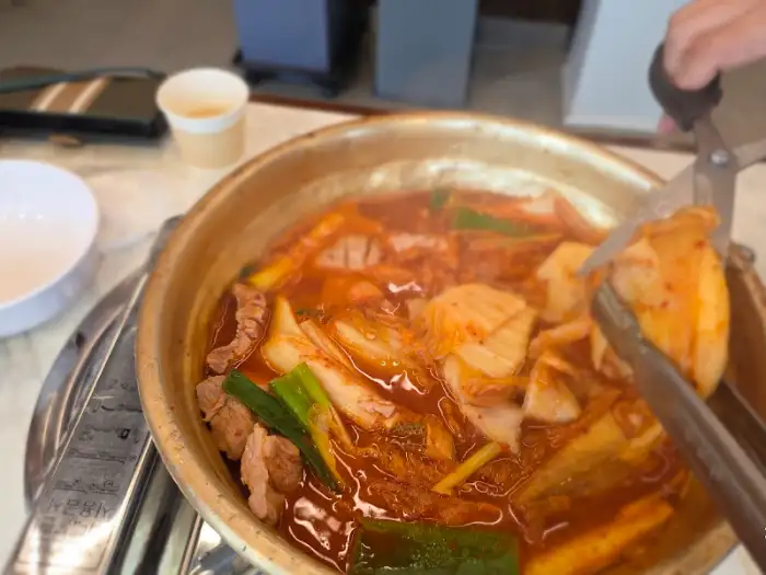 김치찌개 끓이는 모습