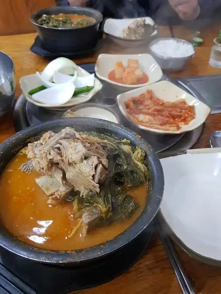 묵은지와 뼈가 함께 담긴 감자탕