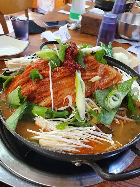 묵은지 감자탕을 덜어놓은 모습