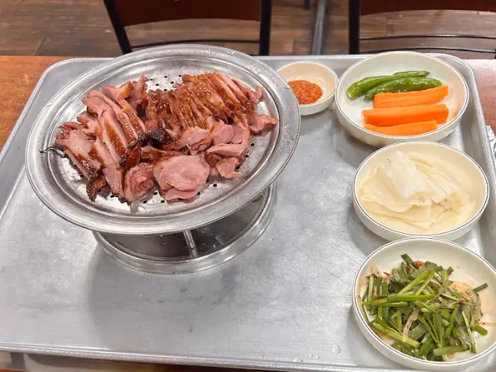 푸짐하게 차려진 오리 요리와 곁들임 찬