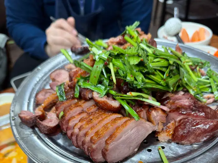 신선한 채소가 듬뿍 올라간 오리 요리 클로즈업