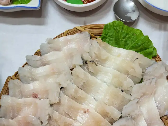 접시에 가지런히 담긴 얇게 썬 하모 회