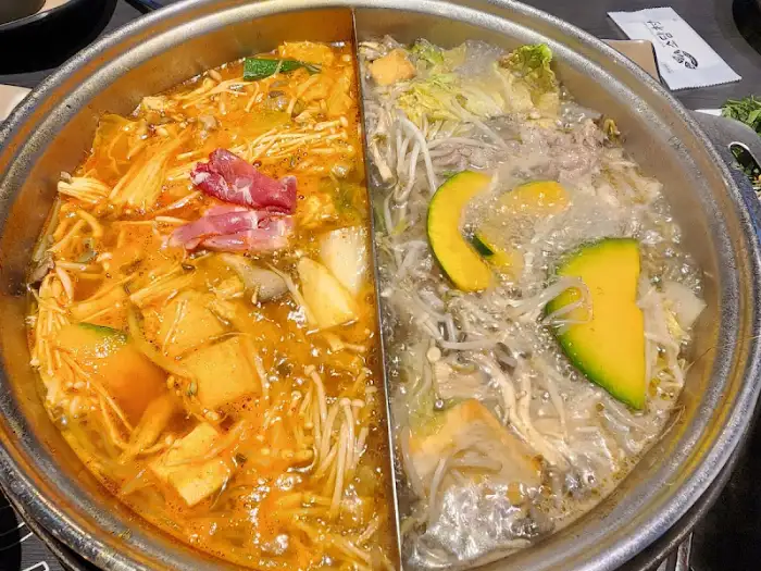 끓고 있는 샤브샤브 냄비