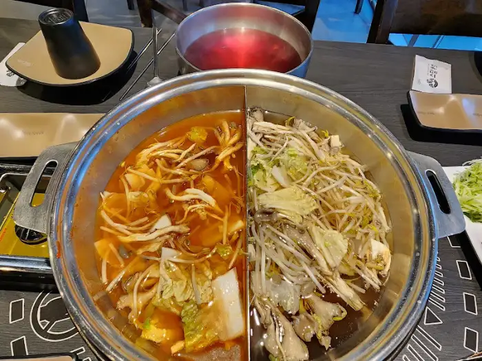 샤브샤브 재료가 가득한 냄비