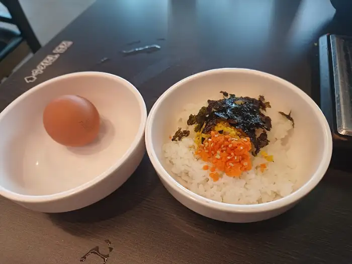 죽을 만들기 위한 밥과 계란