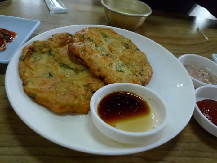 바삭하게 잘 부쳐진 감자전