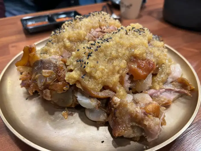 특수 용기에 담겨 나온 따뜻한 족발