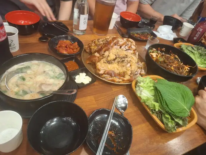 신선한 쌈 채소와 족발