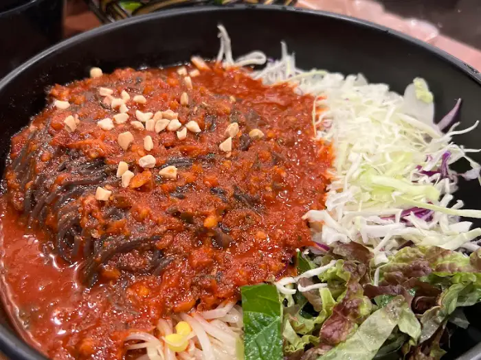 매콤한 양념의 비빔국수