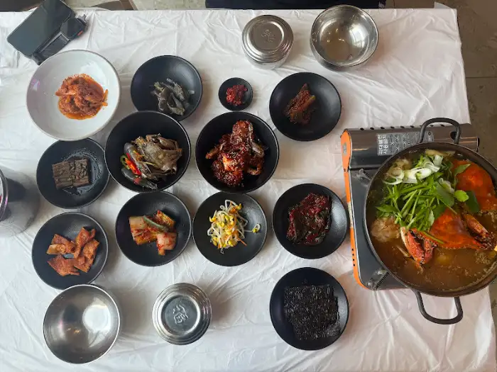다양한 반찬과 메인 메뉴가 차려진 테이블